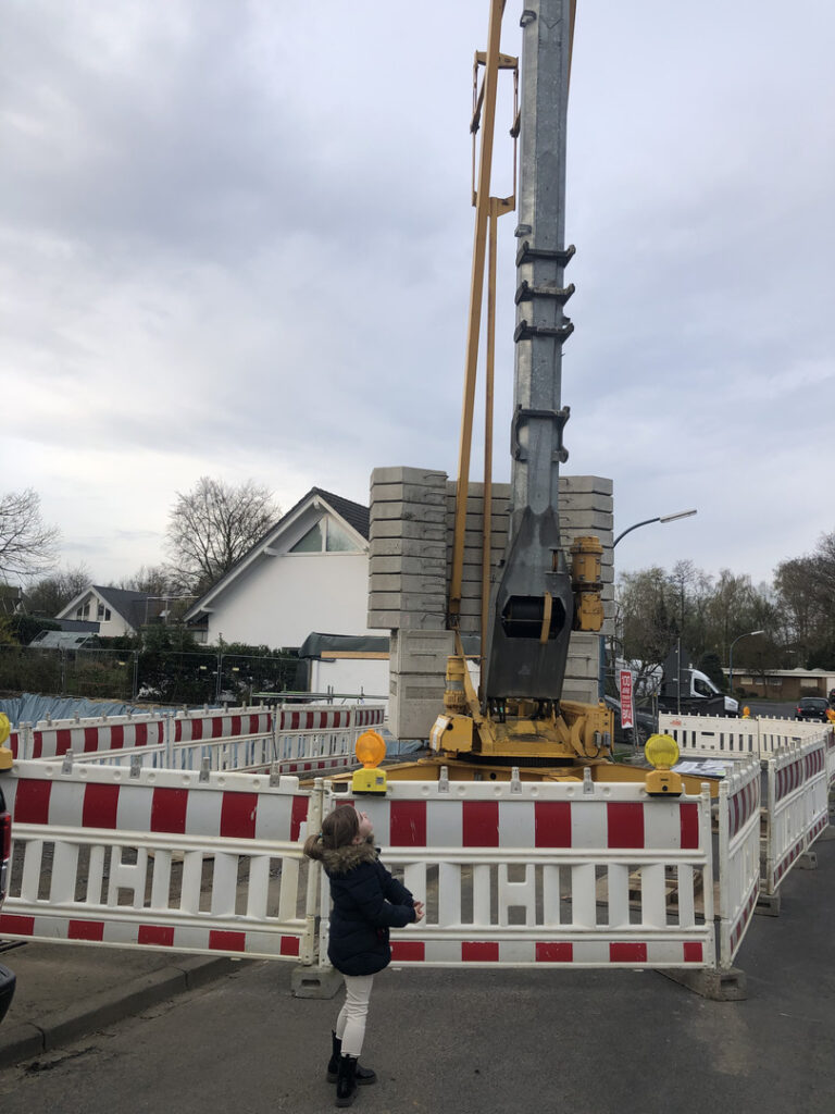 Mädchen schaut sich einen Kran an